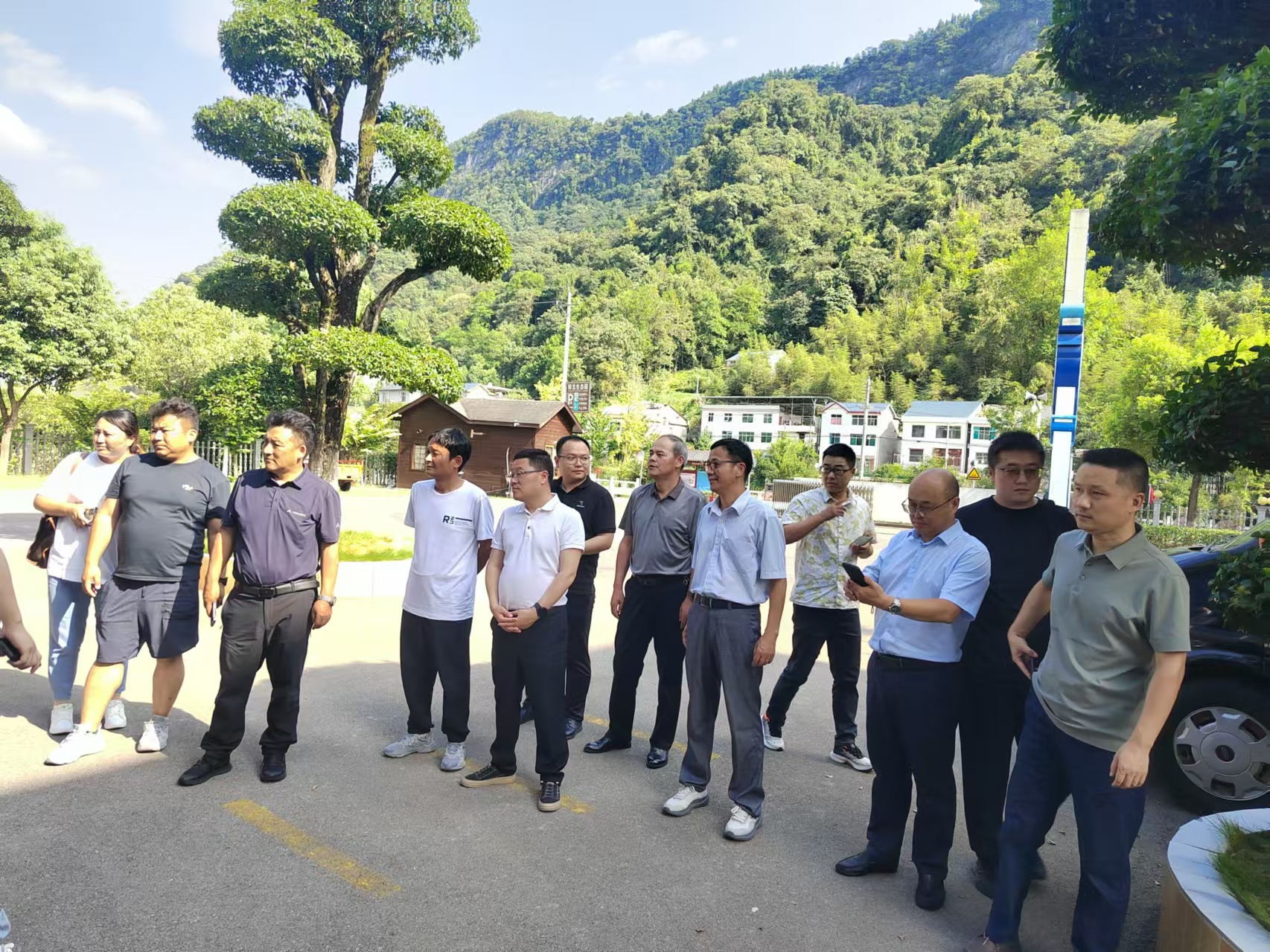 西藏自治區加查縣縣委常委、副縣長陳愛國一行蒞臨清江鱘龍調研